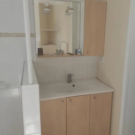 F1 Chez Ademax Daire *